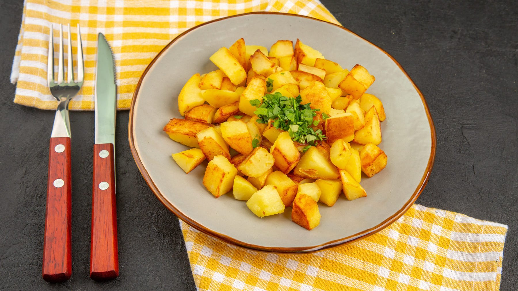 Plato de patatas bravas. Foto: Kamran Aydinov.