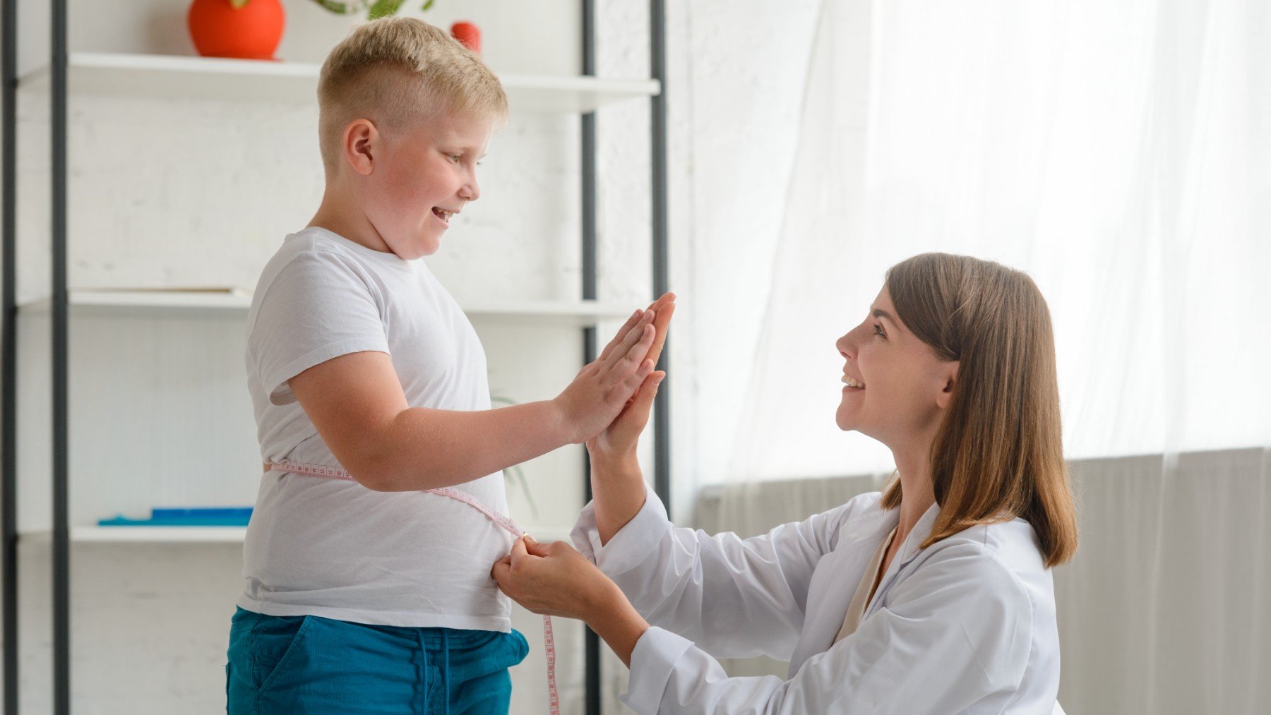 Una doctora trata la obesidad de un niño.