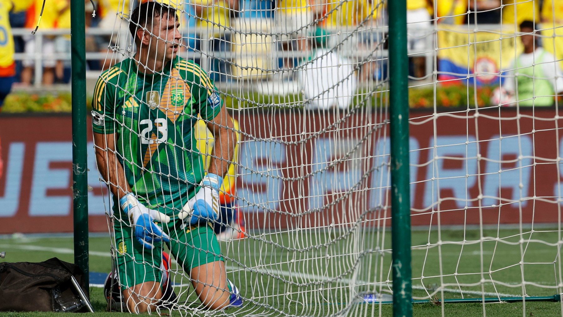 Dibu Martínez, tras encajar un gol en el Colombia-Argentina. (EFE)