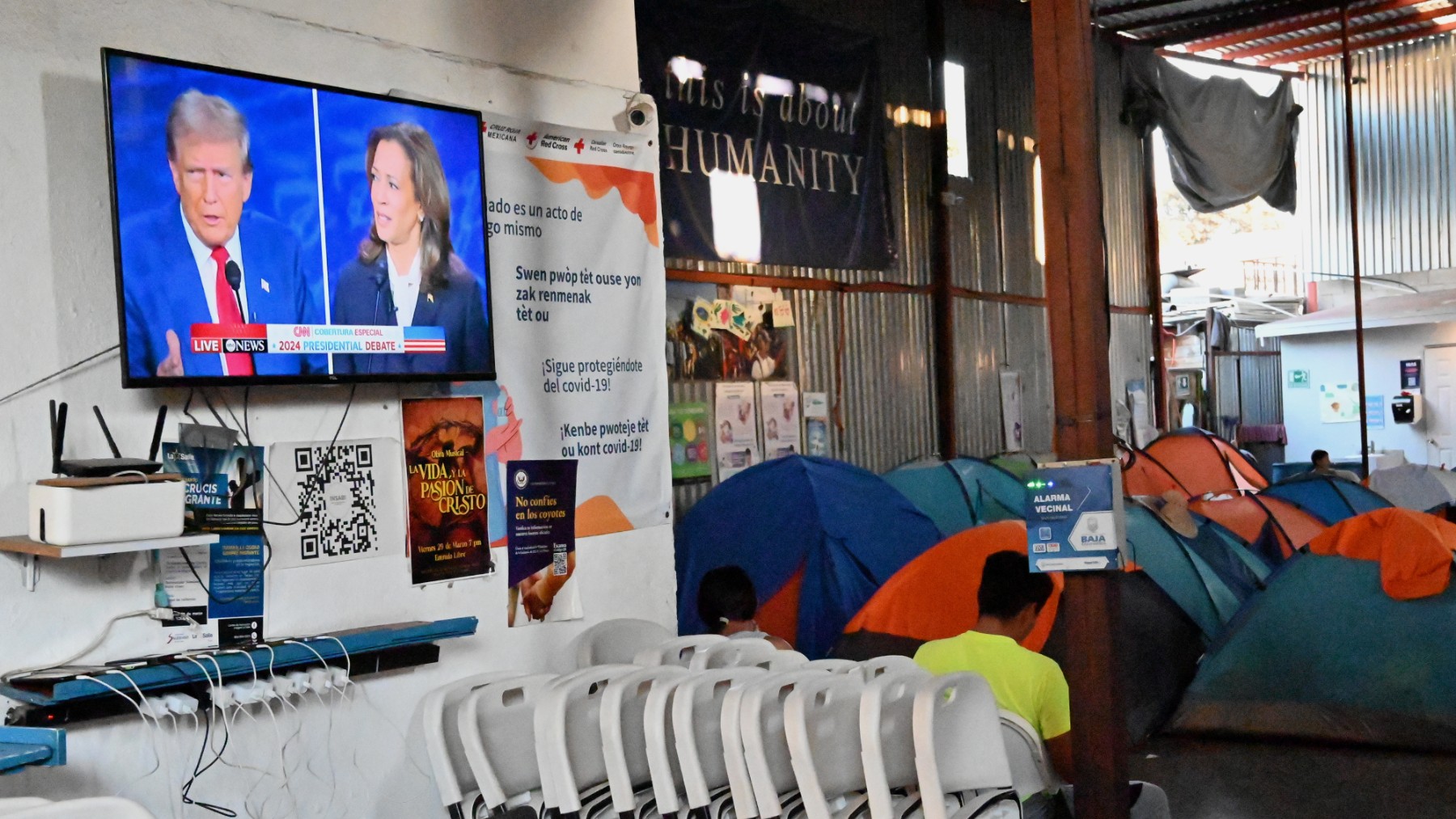 Un centro de acogida de inmigrantes ilegales en México sigue el debate de Trump y Harris. (Foto: Europa Press)