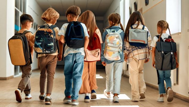 Niños con sus mochilas volviendo a clase.