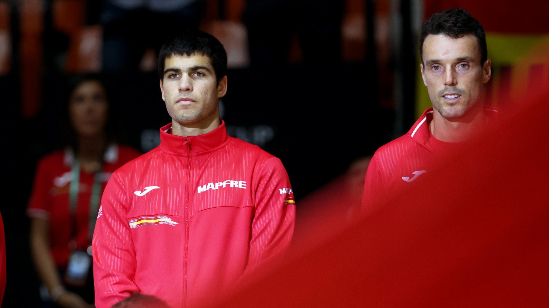 Carlos Alcaraz y Roberto Bautista, antes de un partido de Copa Davis. (Getty)