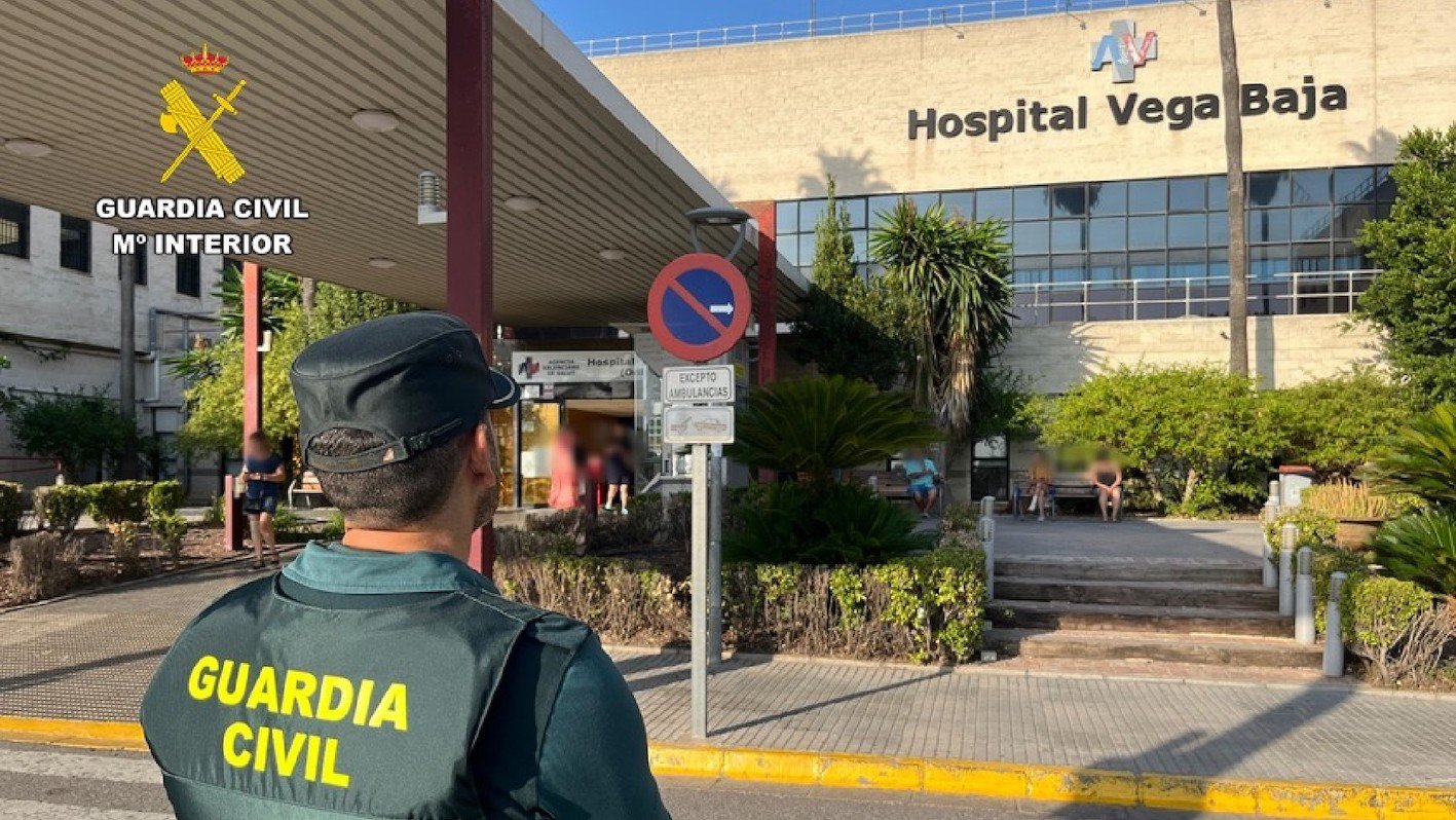 Un agente de la Guardia Civil ante el hospital de la Vega Baja, en Alicante.