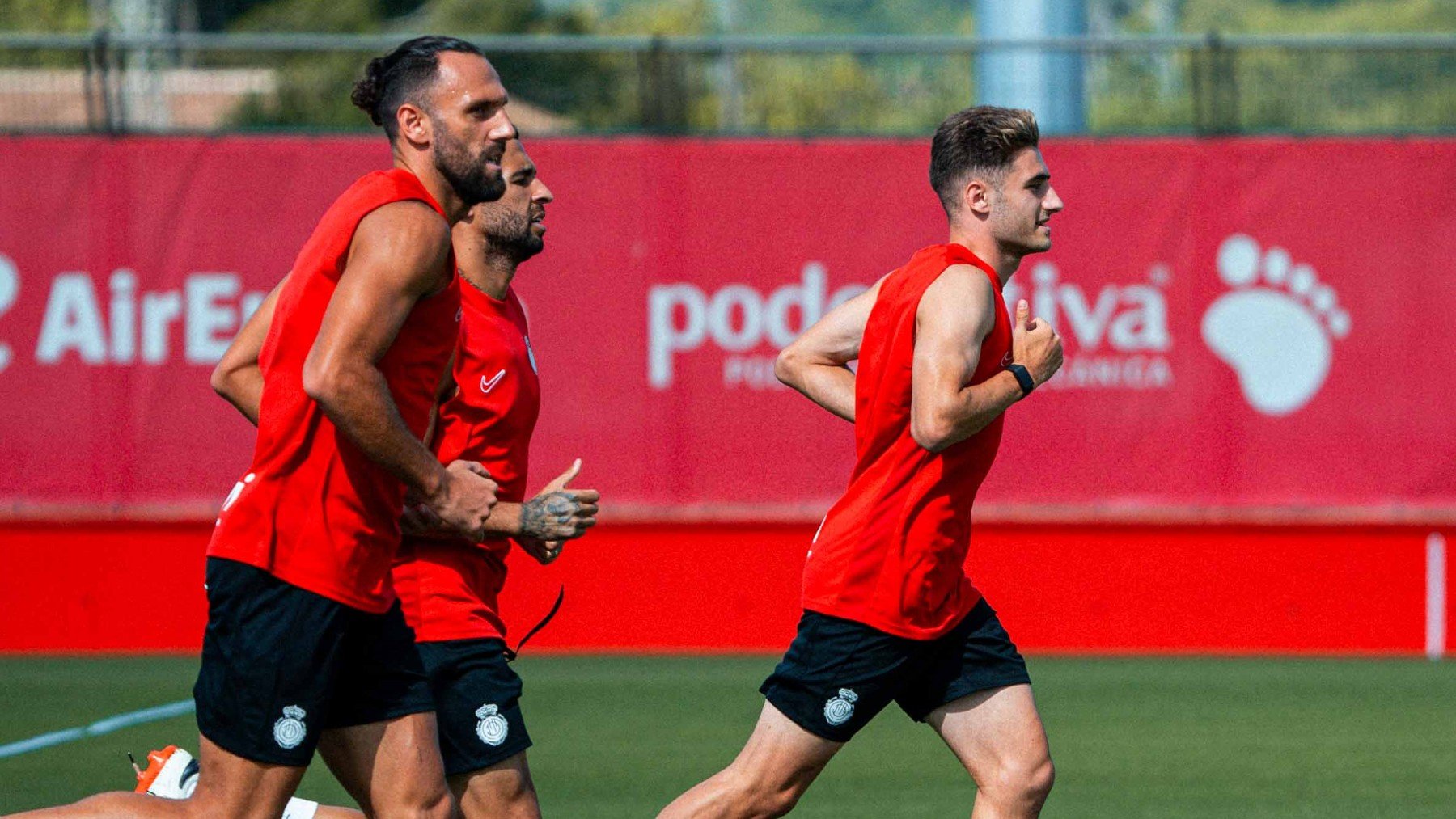 Muriqi, junto a Omar Mascarell y Robert Navarro.