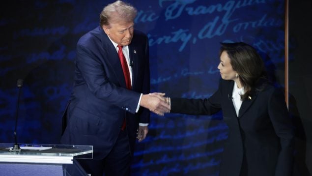 Donald Trump y Kamala Harris se saludan antes del debate. (Foto: Getty)