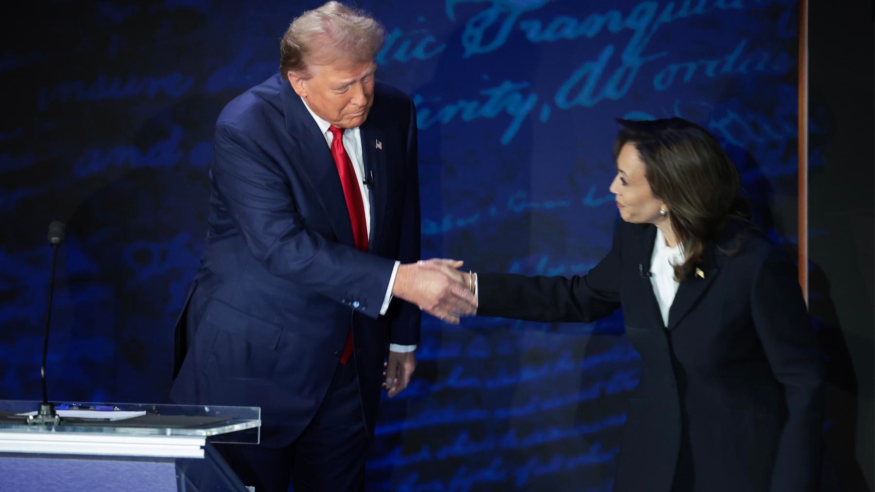 Donald Trump y Kamala Harris se saludan antes del debate. (Foto: Getty)