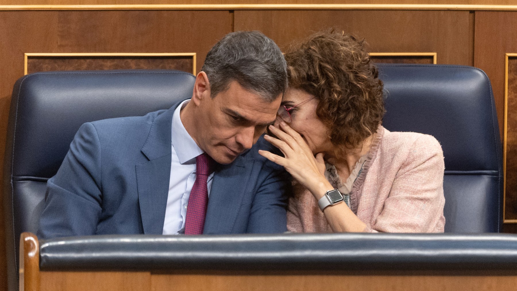 Pedro Sánchez y María Jesús Montero, en el Congreso. (Foto: EP)