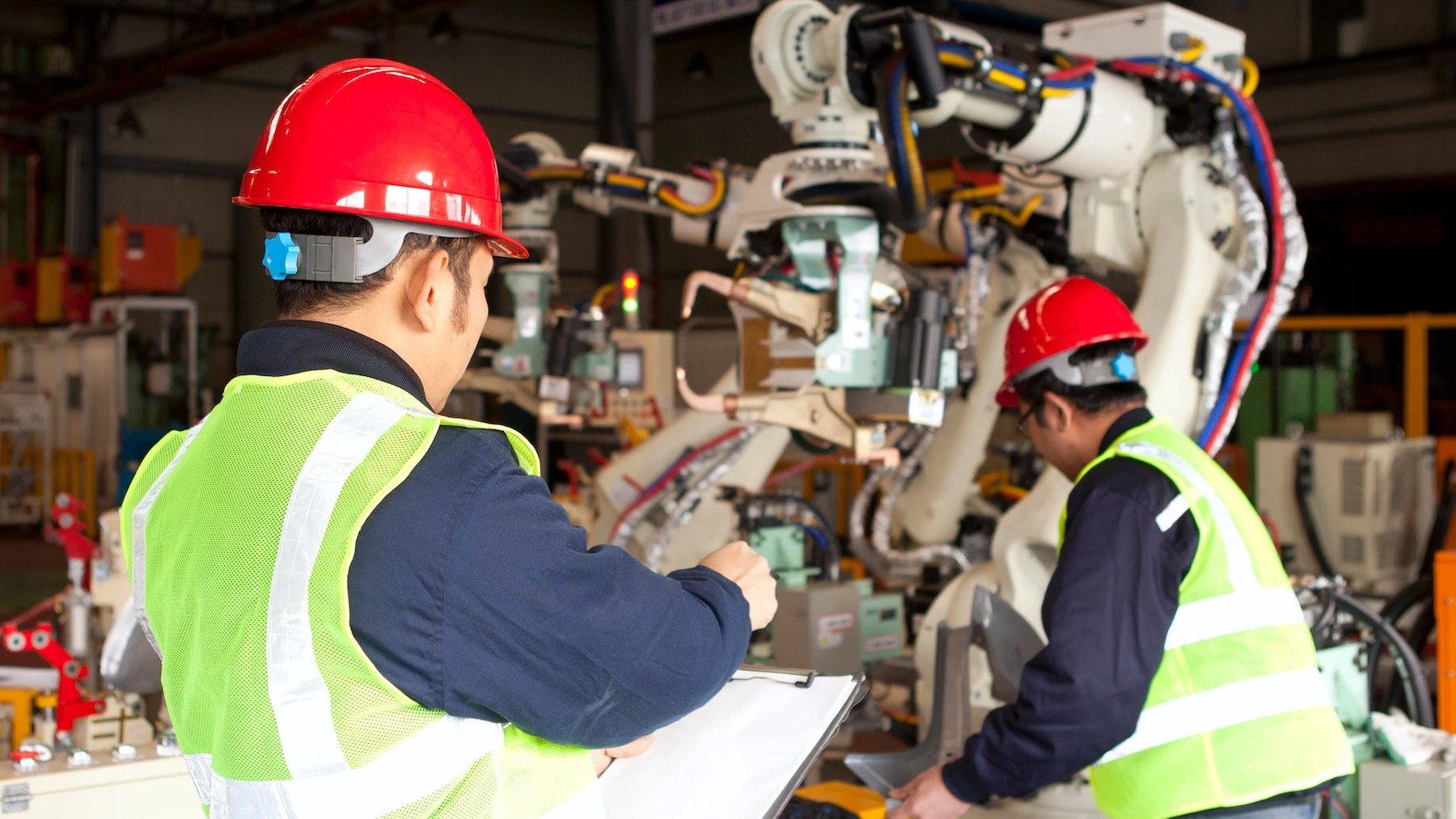 Operarios en una factoría.