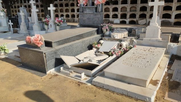 Tumba destrozada en el cementerio de Sevilla.