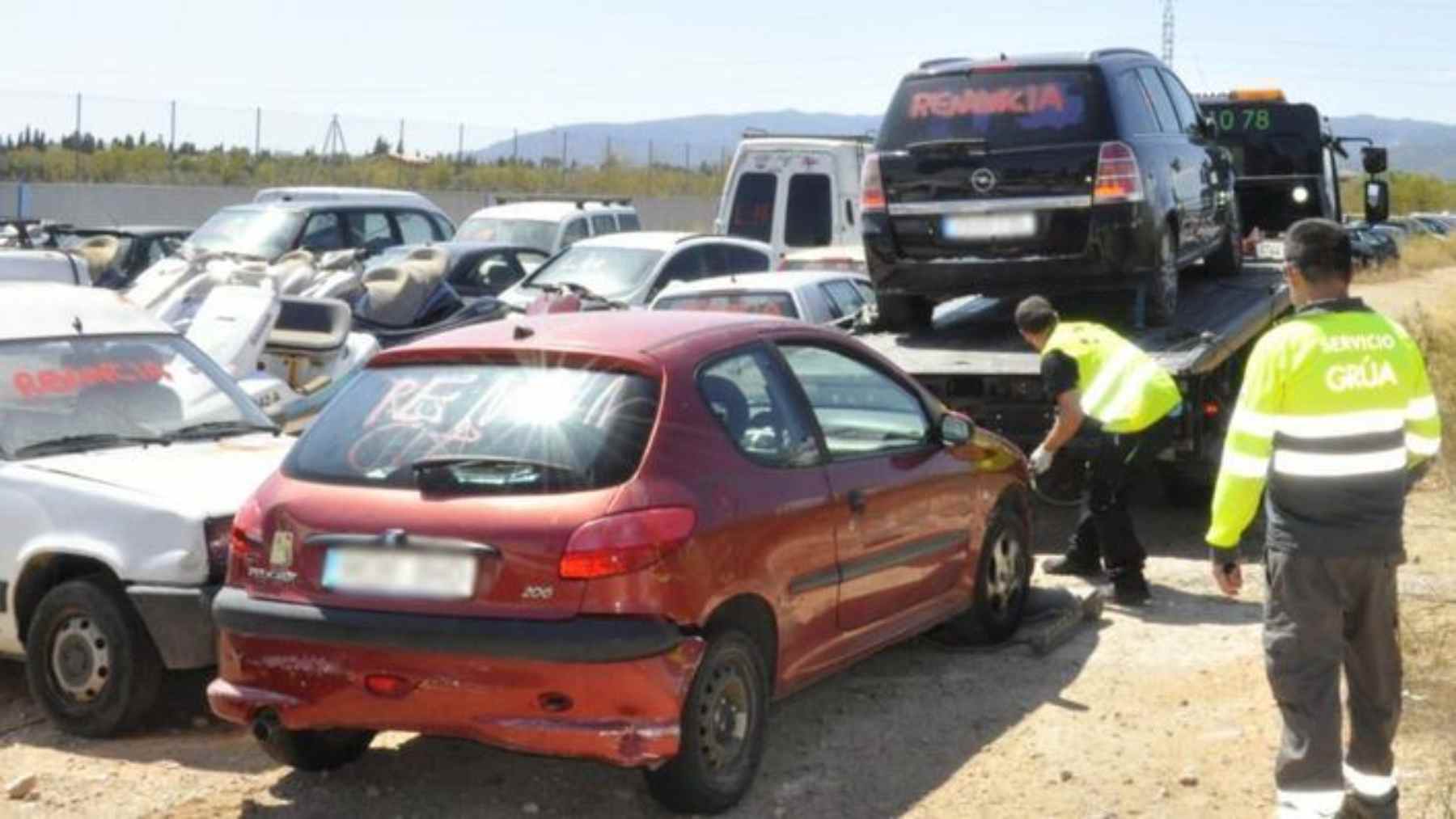 Retirada de vehículos en el aparcamiento municipal de Son Toells.