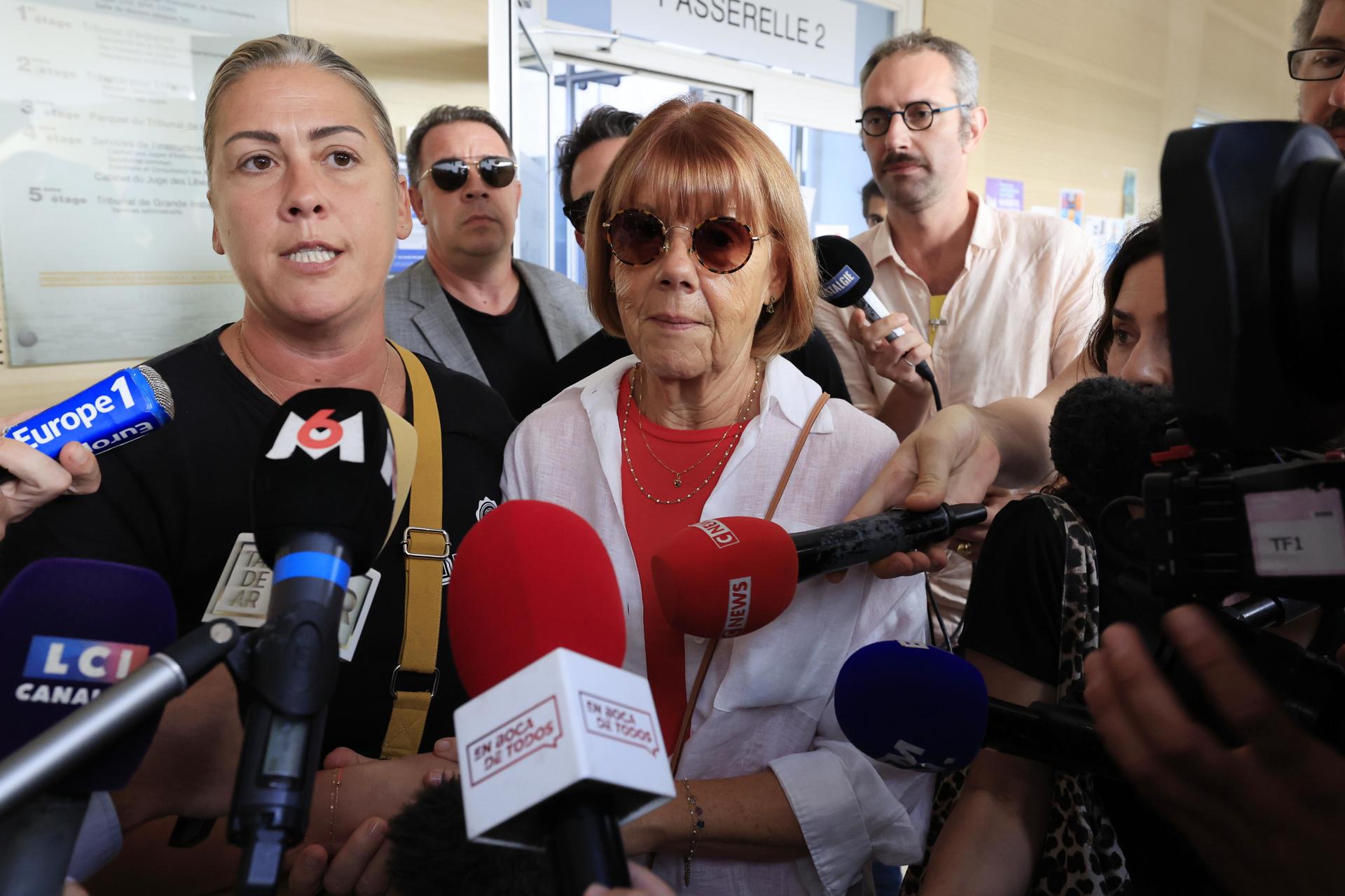 Gisele Pélicot y su hija Caroline Darian en el juzgado. (FOTO: EFE)