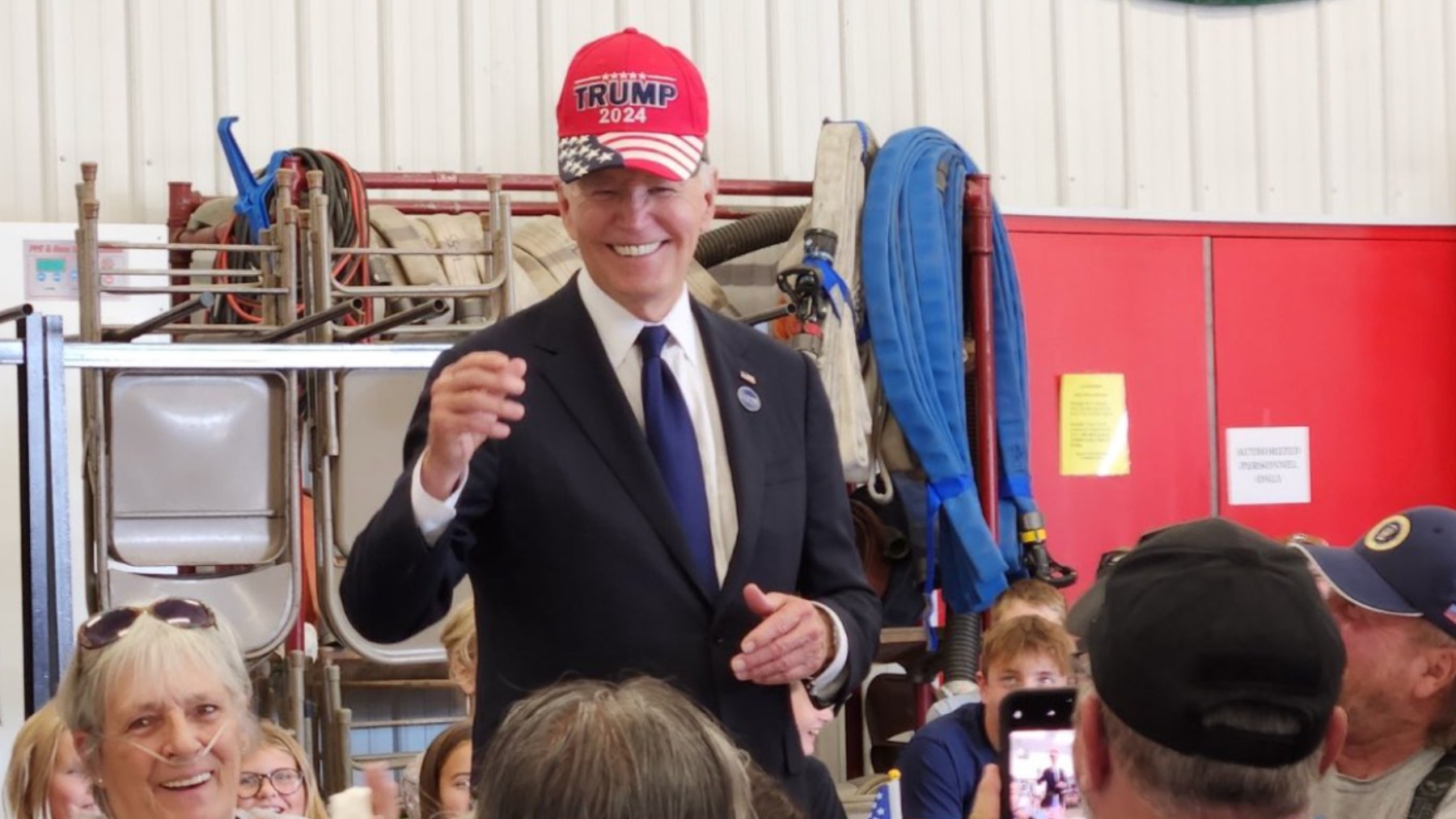 Biden con la gorra de Trump.