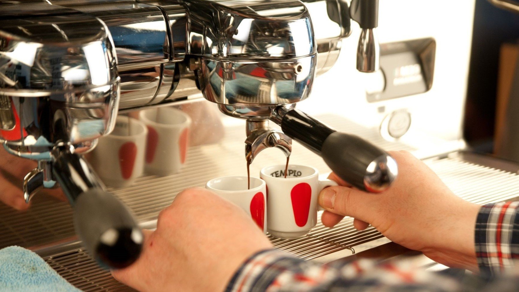 Una persona hace café en una cafetera. (EP/Templo Café)