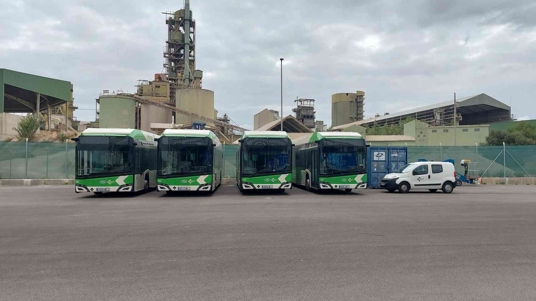 Imagen de cuatro de los autobuses de hidrógeno de la EMT de Palma.