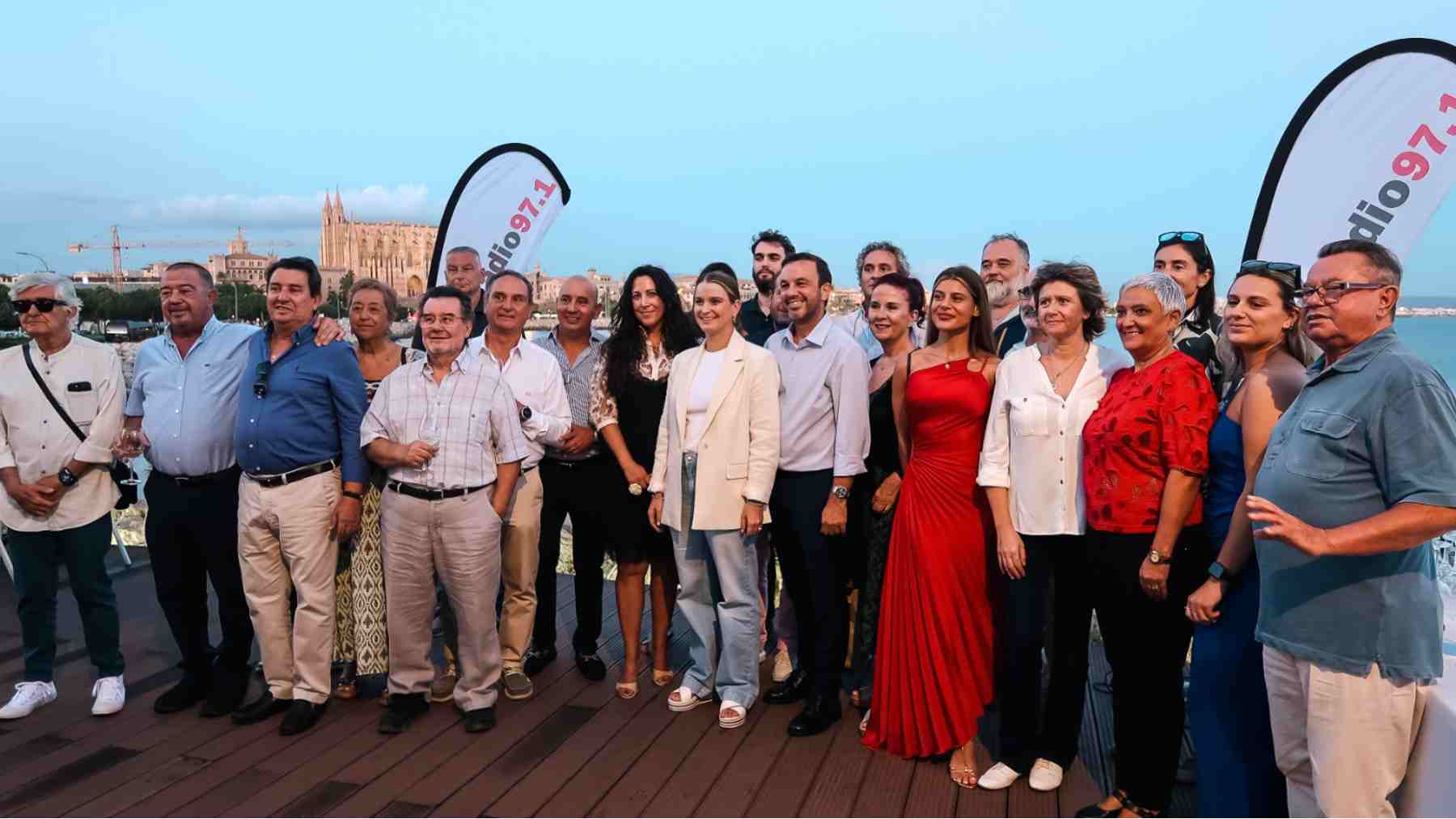 Todo el equipo de esRadio en Baleares, brindando por una décima temporada.