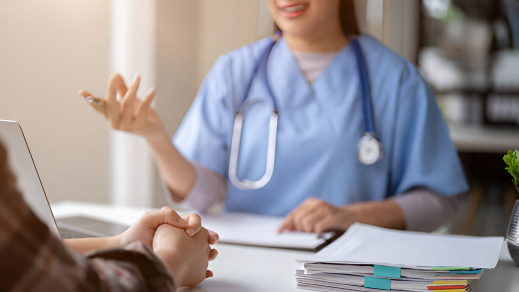 Persona en una consulta médica.