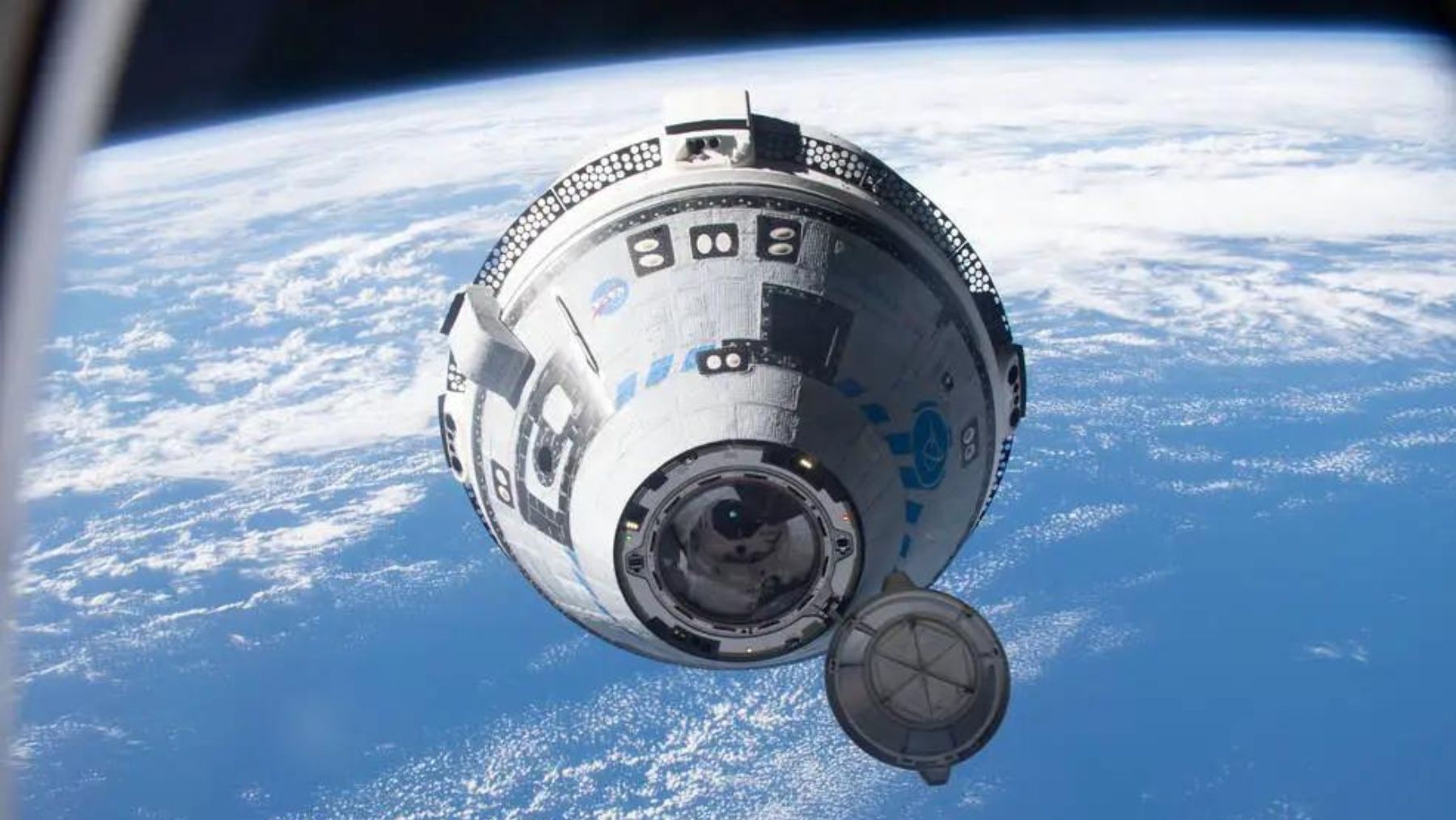 La cápsula Starliner orbitando alrededor de la Tierra. (NASA)