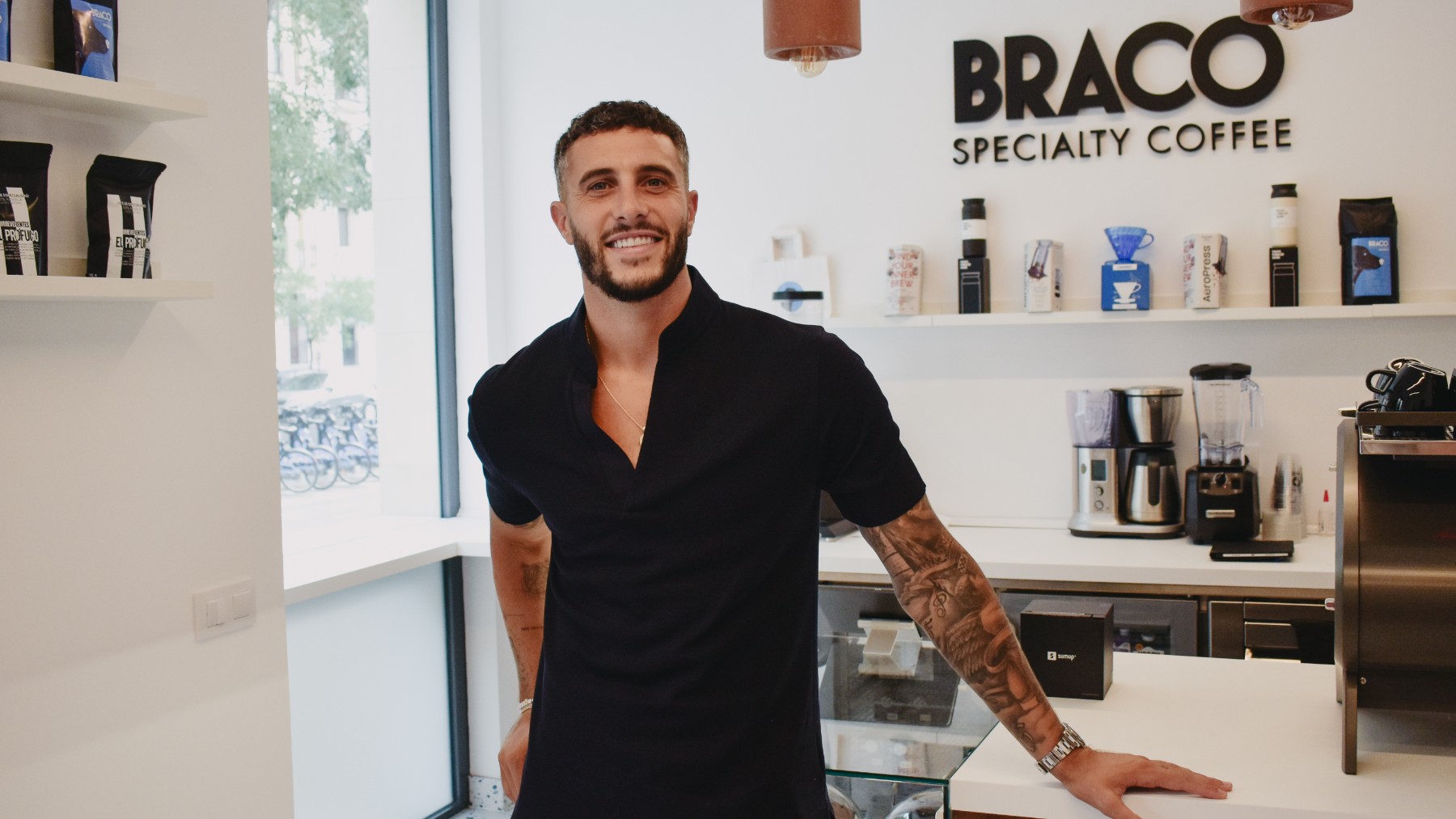 Mario Hermoso en su cafetería.