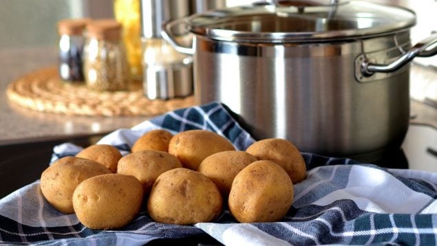 El remedio casero para que las patatas te duren más.