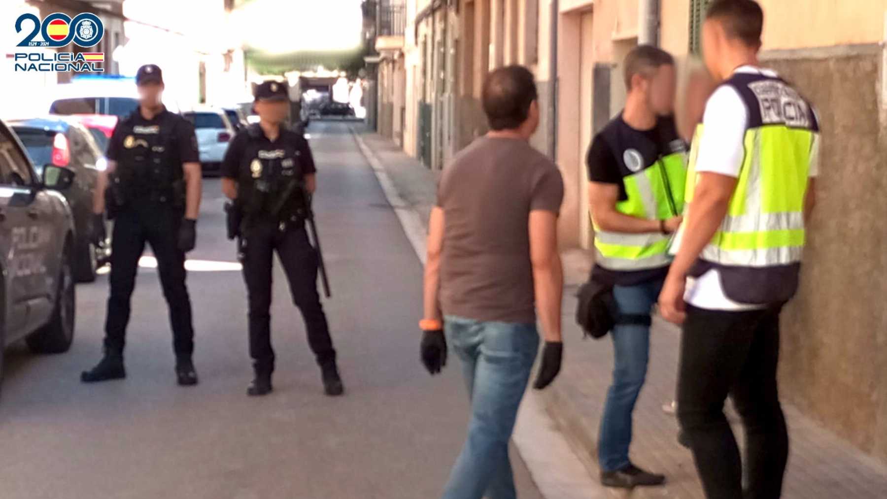 Agentes de la Policía Nacional, en el domicilio de la pareja en Manacor.