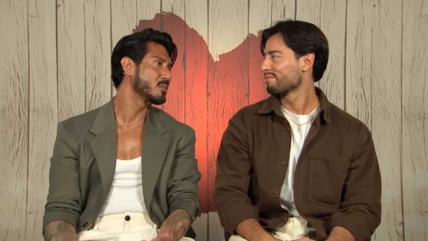 Aaron y Alejandro en la decisión final de 'First Dates'. (Mediaset)