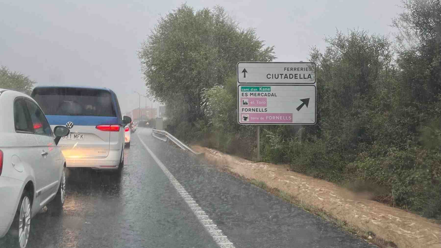 La carretera general de Menorca un día de lluvia.