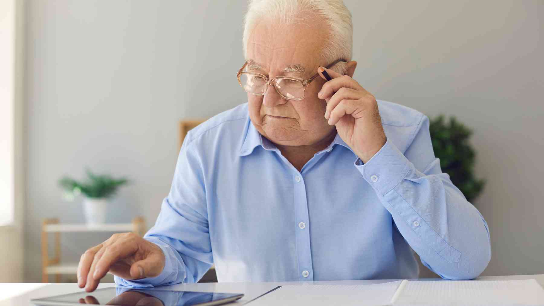 Un hombre con la tablet.