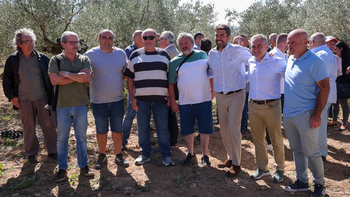 Carlos Mazón, este viernes, en Viver, con agricultores y ganaderos.