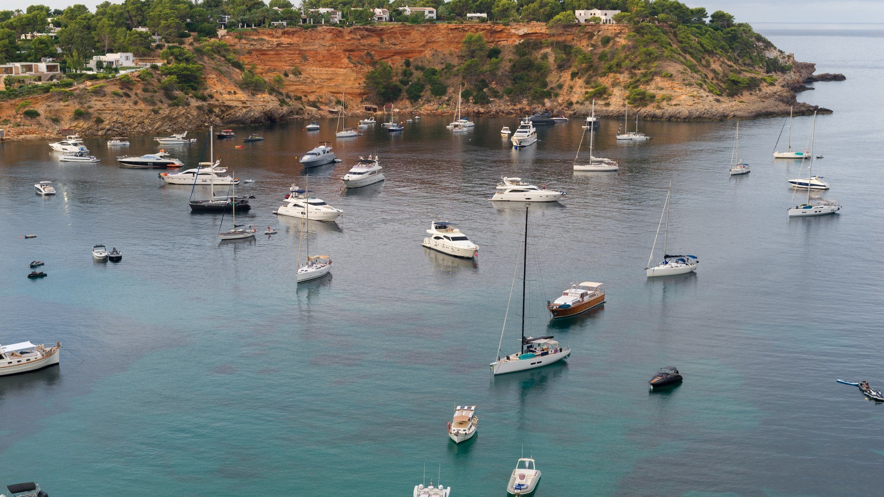 Barcos fondeados en la cala de Porroig, en Sant Josep de sa Talaia, Ibiza.