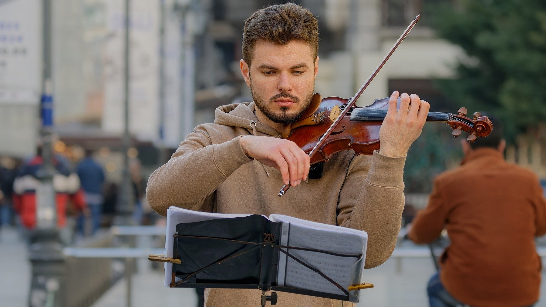 Violinista tocando en la calle.