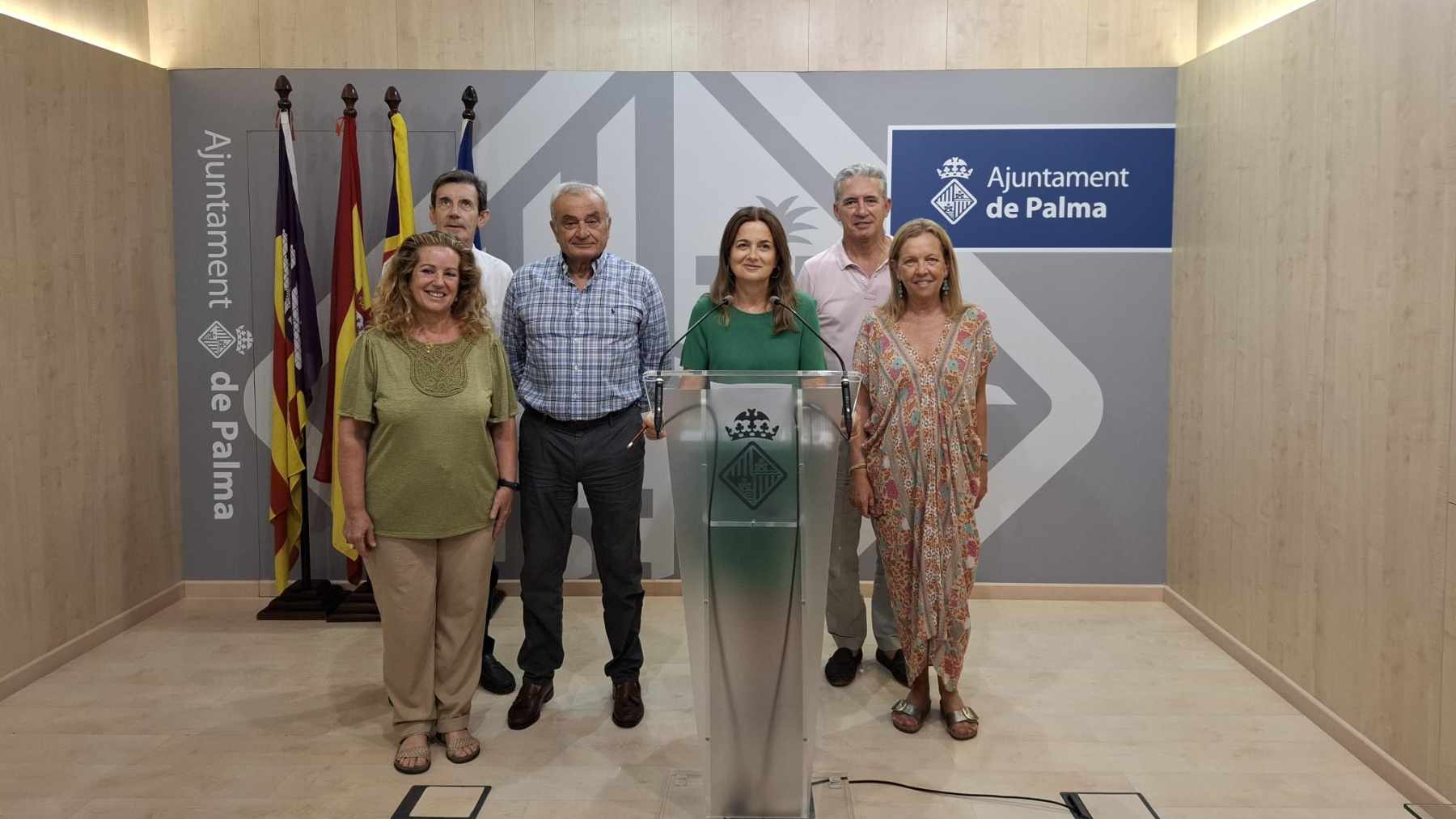 Fotografía de familia de los concejales de Vox en el Ayuntamiento de Palma.