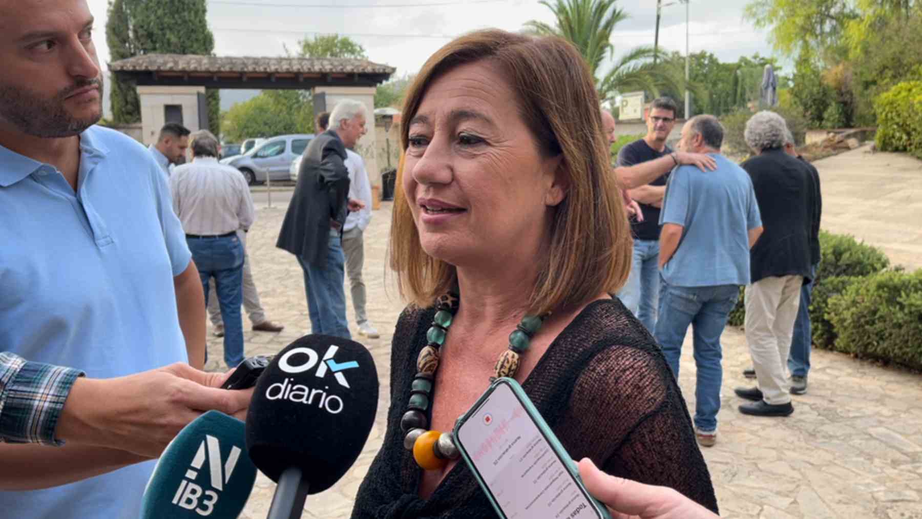 Francina Armengol, atiende a los medios en el Molí des Comte. A. M.