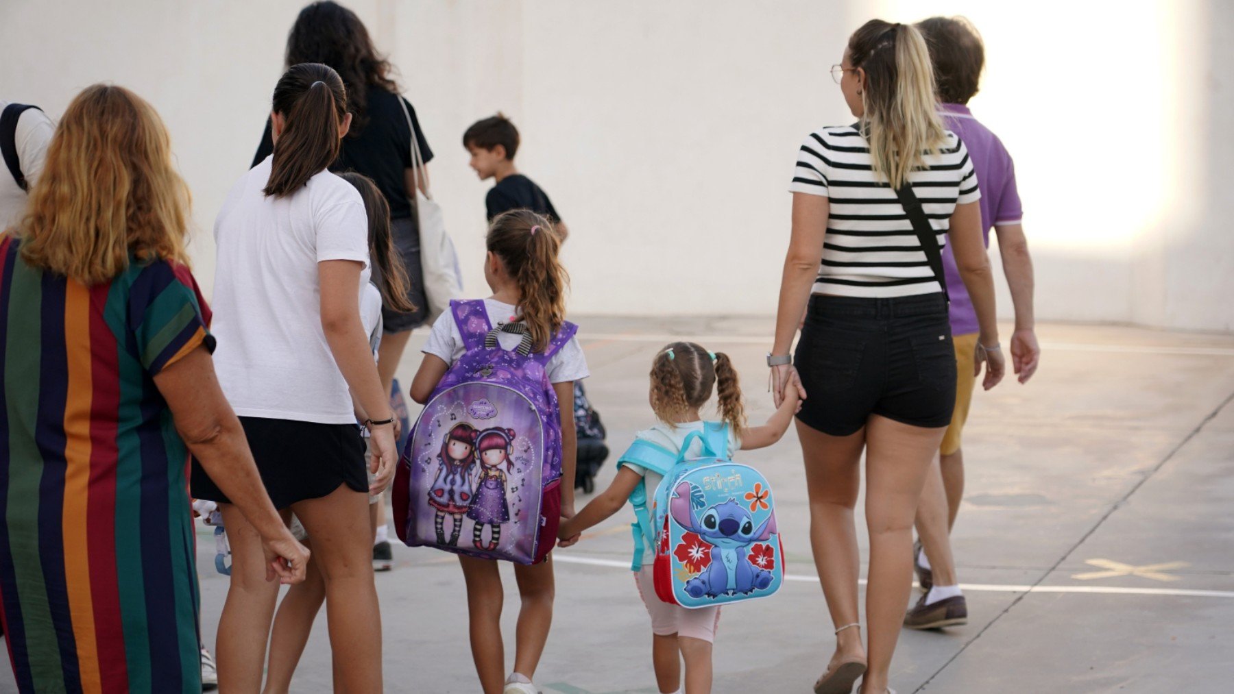 Dos niñas vuelven al cole en septiembre. (Foto: Ep)