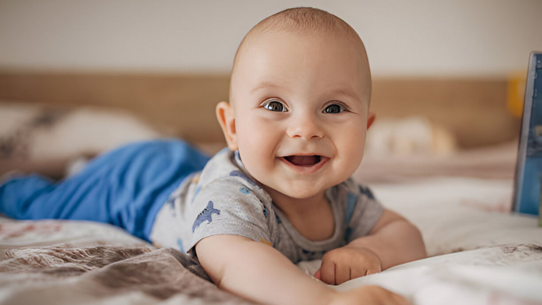 Bebé sonriendo.