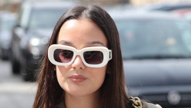 La influencer Julia Janeiro en Madrid con gafas de sol