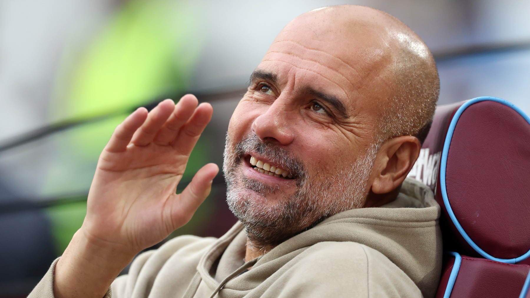 Pep Guardiola, en el banquillo, durante un partido con el Manchester City. (Getty)