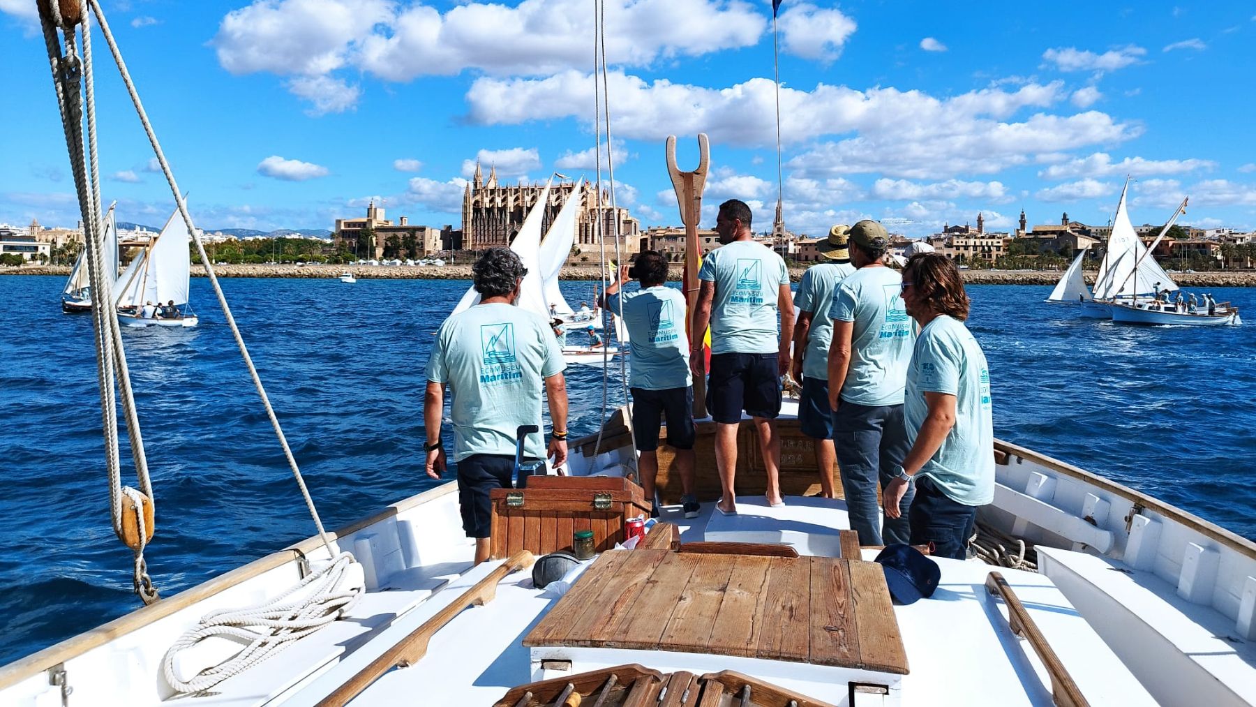 Homenaje de las embarcaciones de vela latina a La Balear por su centenario.