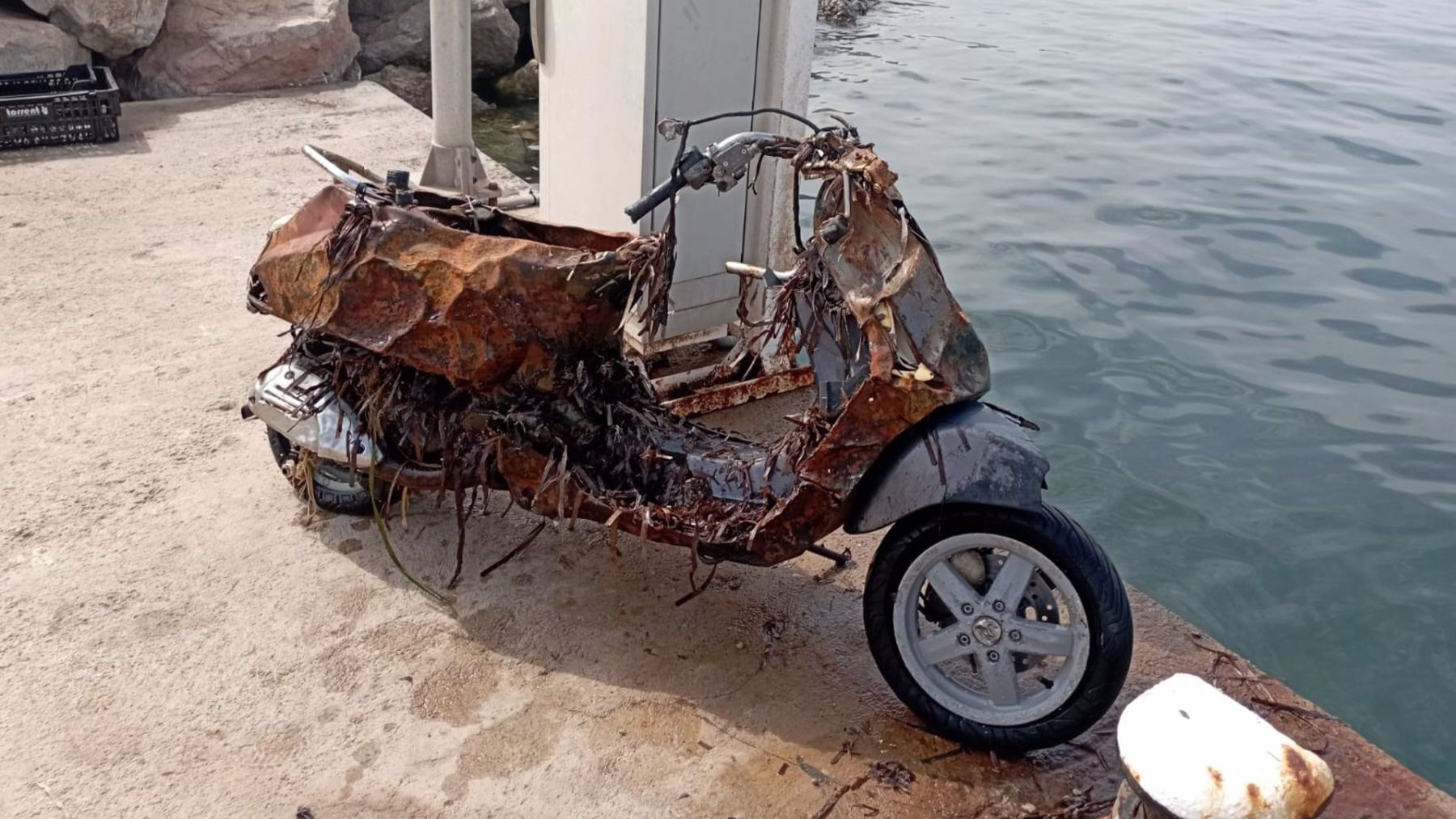 Restos de una moto recogida en el mar Balear por las barcas de limpieza.