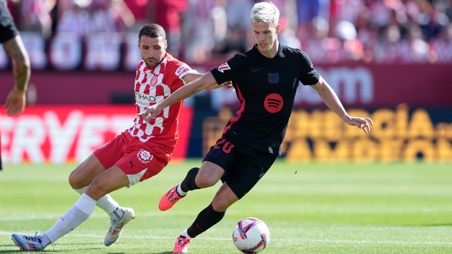 Dani Olmo y Abel Ruiz en el Girona-Barcelona. (EFE)