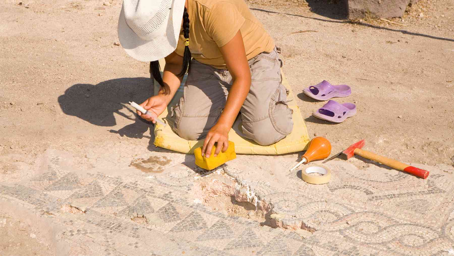 Una arqueóloga trabajando.