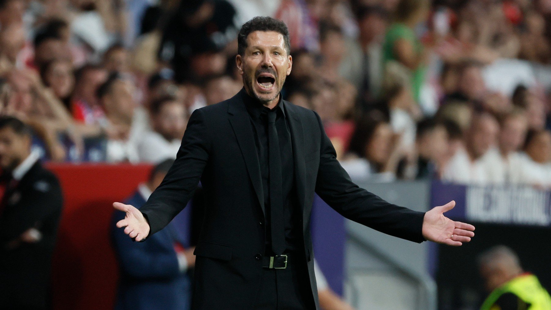 Simeone, durante el Atlético-Valencia de la Liga EA Sports. (EFE)