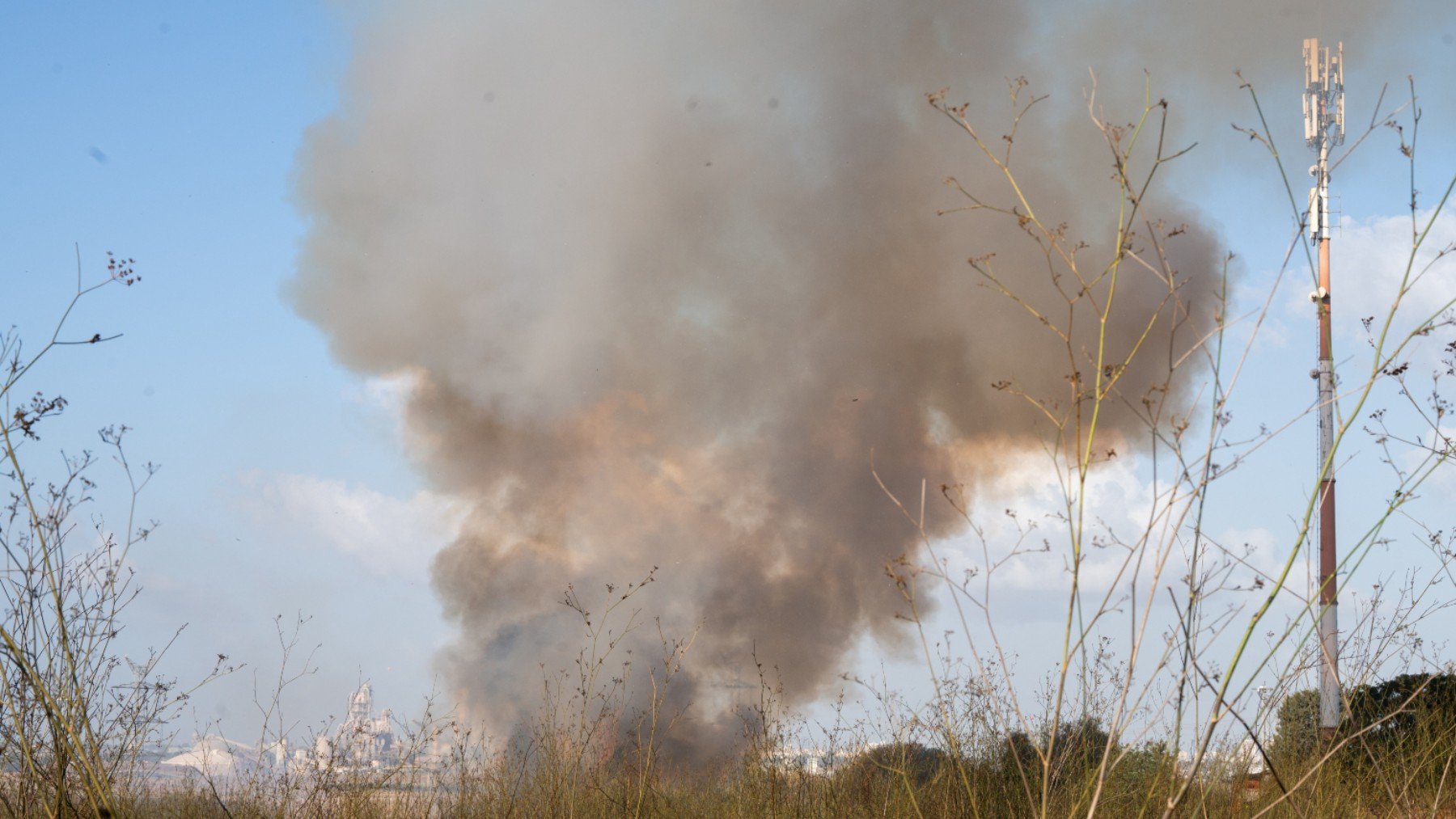 El incendio que ha provocado el misil. (Foto: Ep)