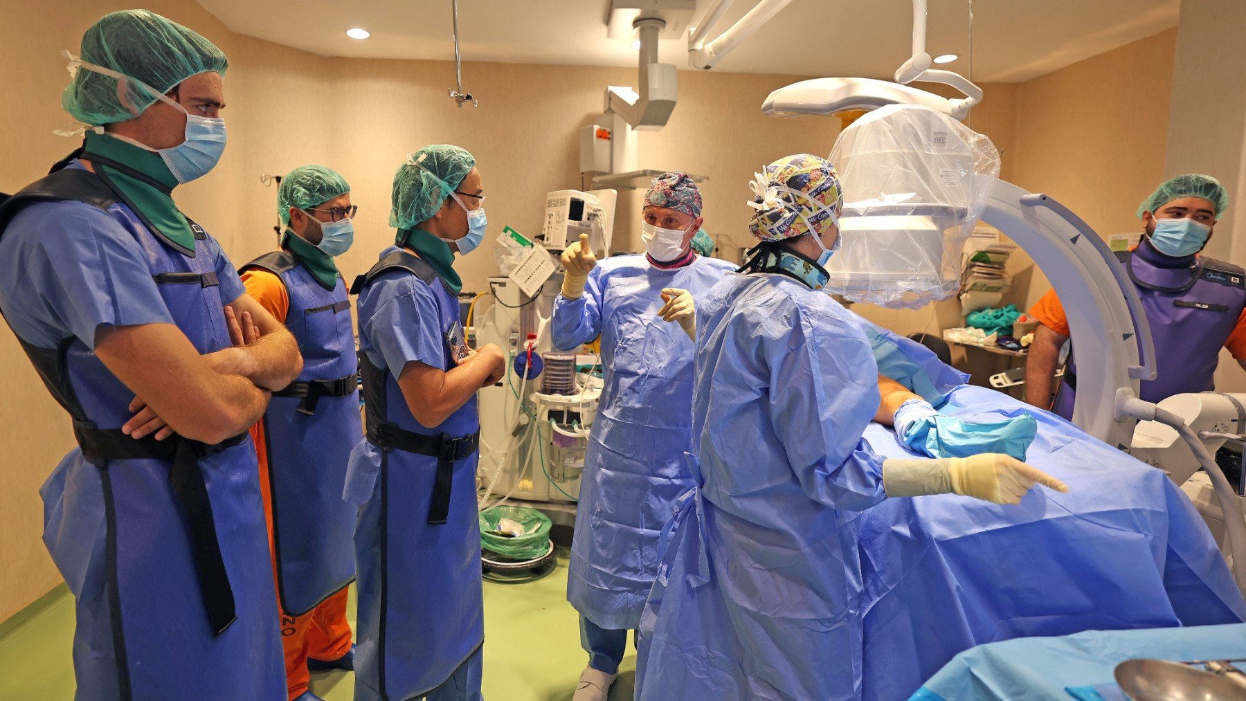 Equipo médico ortopédico del Niño Jesús junto al experto de EEUU.