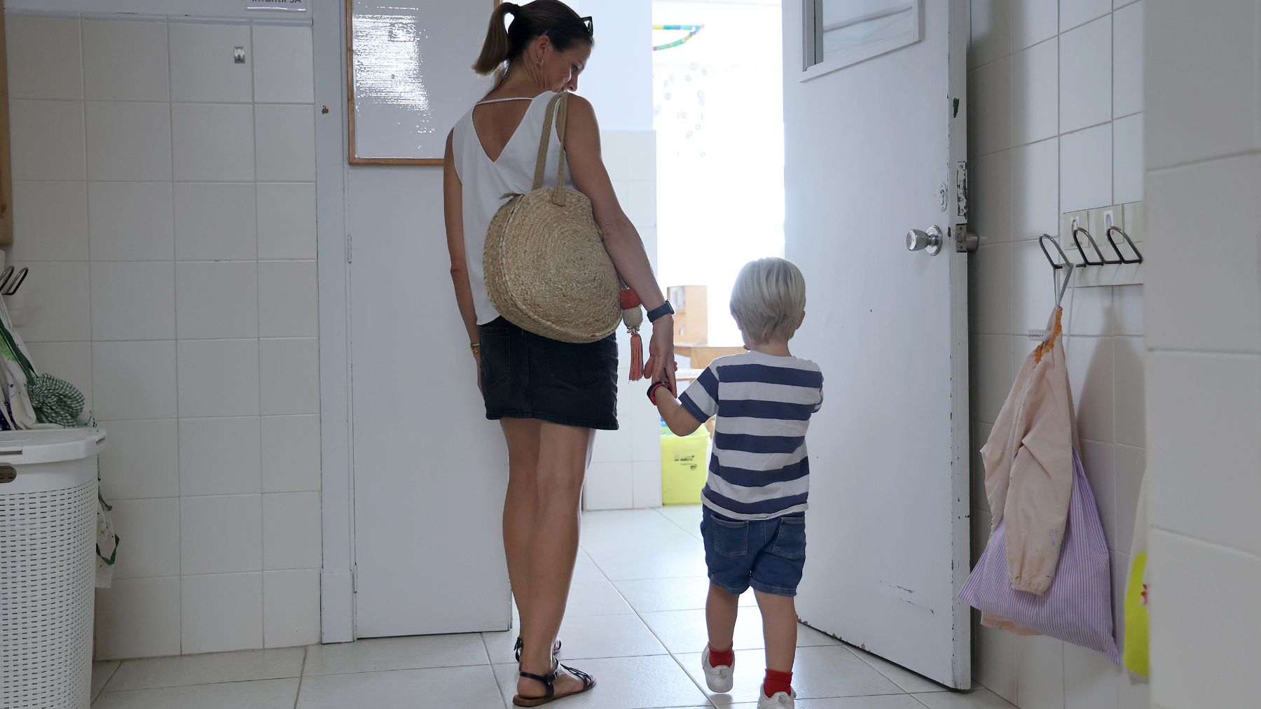 Una madre lleva a su hijo al colegio. (EP)