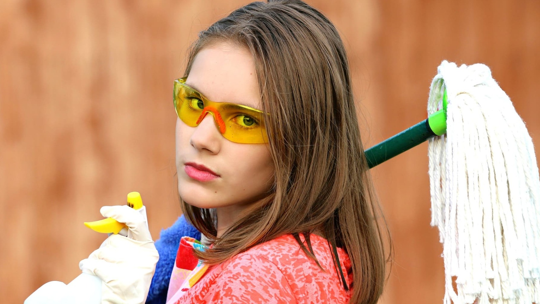 Mujer con gafas protectoras preparada para limpiar.