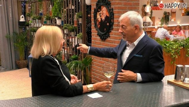 Sol, participante de 'First Dates', con Carlos Sobera. (Mediaset)