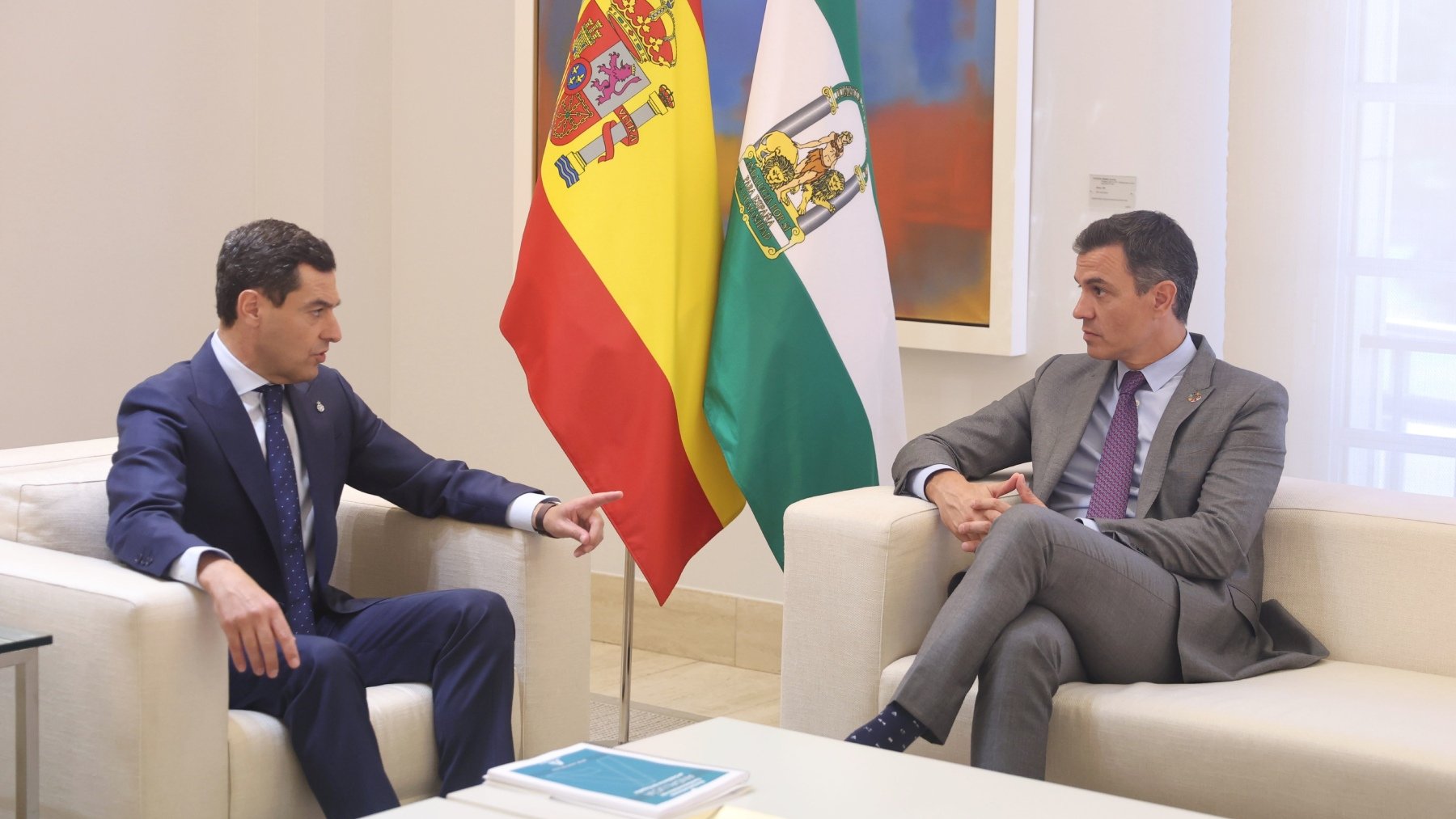 Juanma Moreno y Pedro Sánchez, en una reunión en el Palacio de la Moncloa en julio de 2022. (Foto: EP)