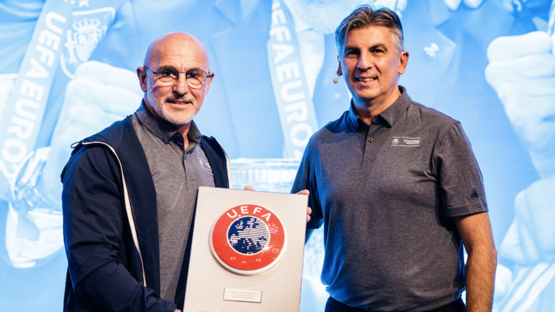 Luis de la Fuente recibiendo el premio de la UEFA. (RFEF)