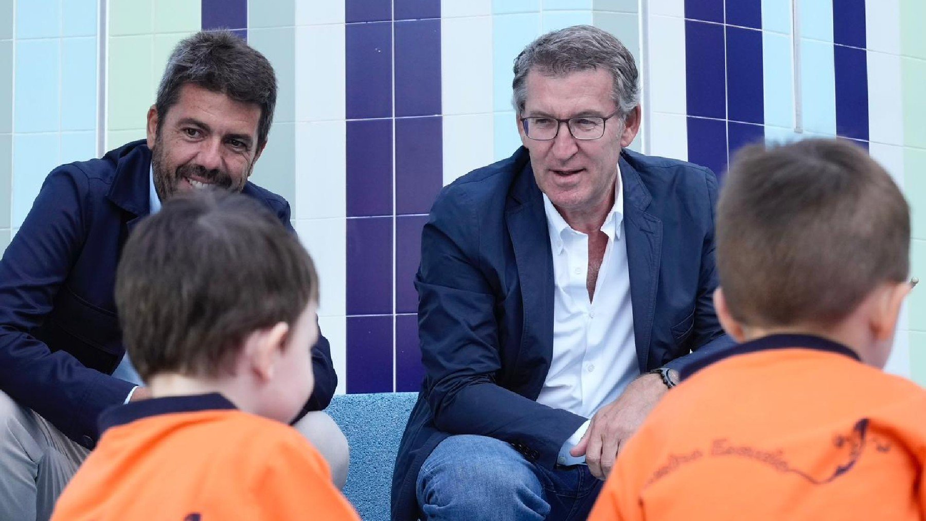 Feijóo y Mazón, este lunes, en una escuela infantil de Alicante.