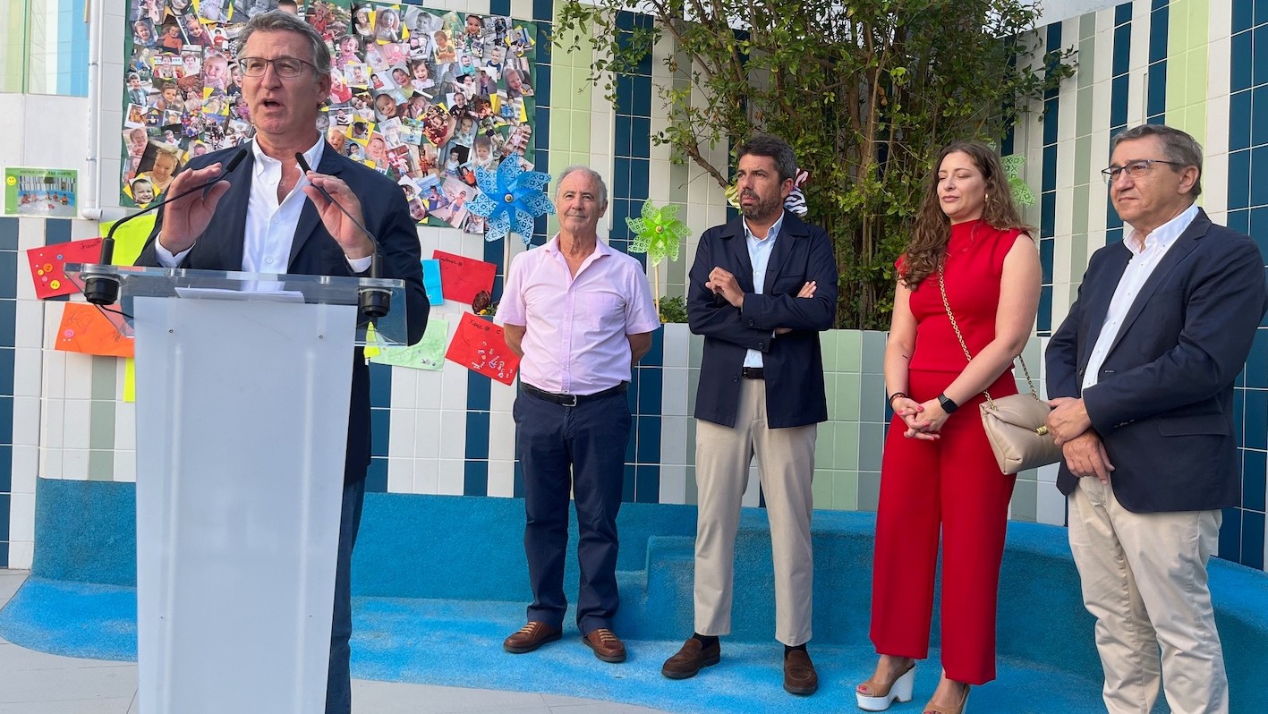 Alberto Núñez Feijóo, con Carlos Mazón y Ester Muñoz, este lunes, en Alicante.